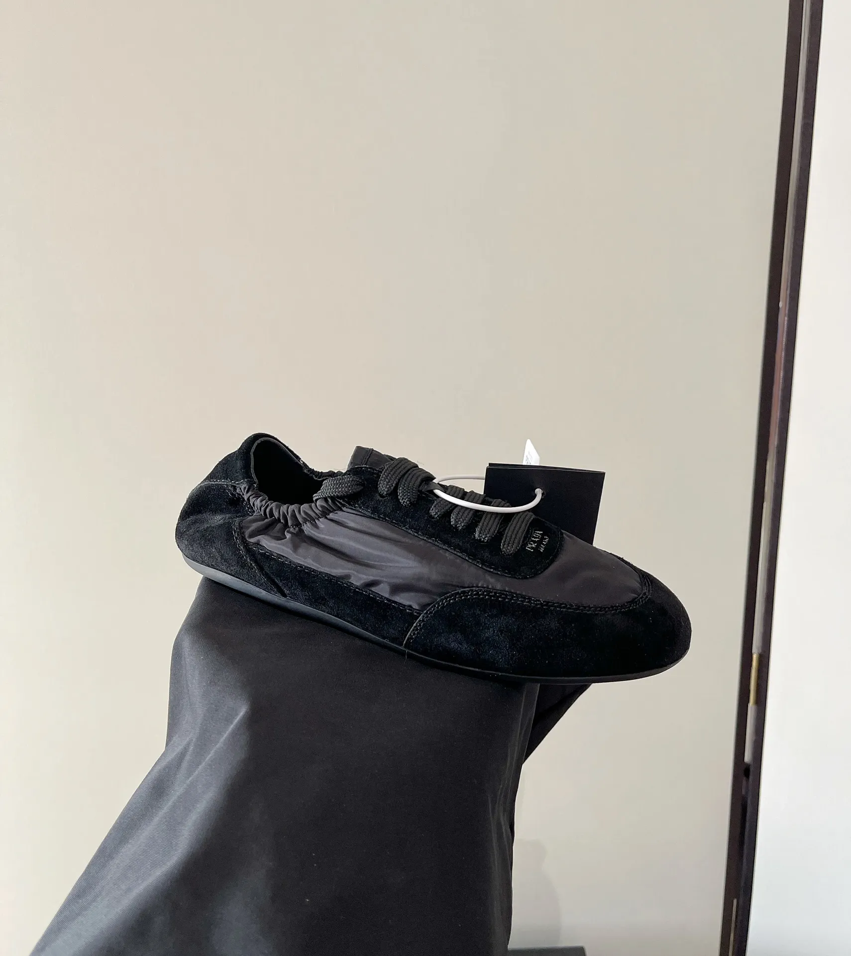 👟👟Ex-factory price 540👟👟 PRADA multi-color comfortable new Dexun ballet shoes in early spring🥂 The original top-quality replica is sold simultaneously at the counter. The fabric is made of specially imported fabrics mixed with Beijing leather. The whole pair of shoes has a very high texture. The lining is cowhide and the original imported rubber sole. The style is simple and fashionable, and the upper feet are very delicate! Color: 11 colors Heel height: flat Size: 35-41 (40 to 41 customized, non-refundable)
